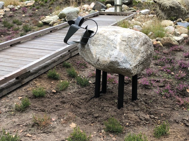 Een schaap in onze stenen tuin, gemaakt van zwerfkeien en ijzer